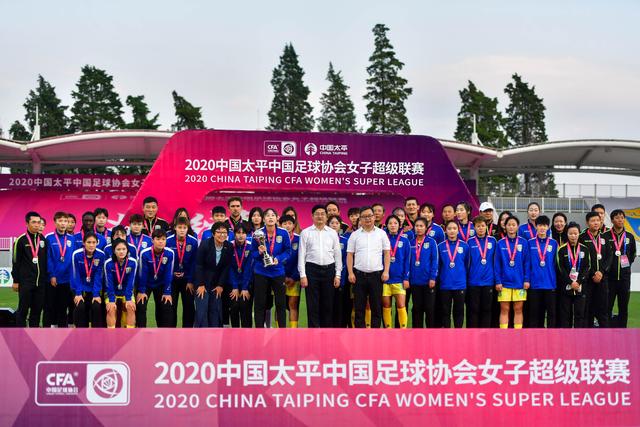 DAZN女主持欣然分享优雅长裙照，展现迷人风姿